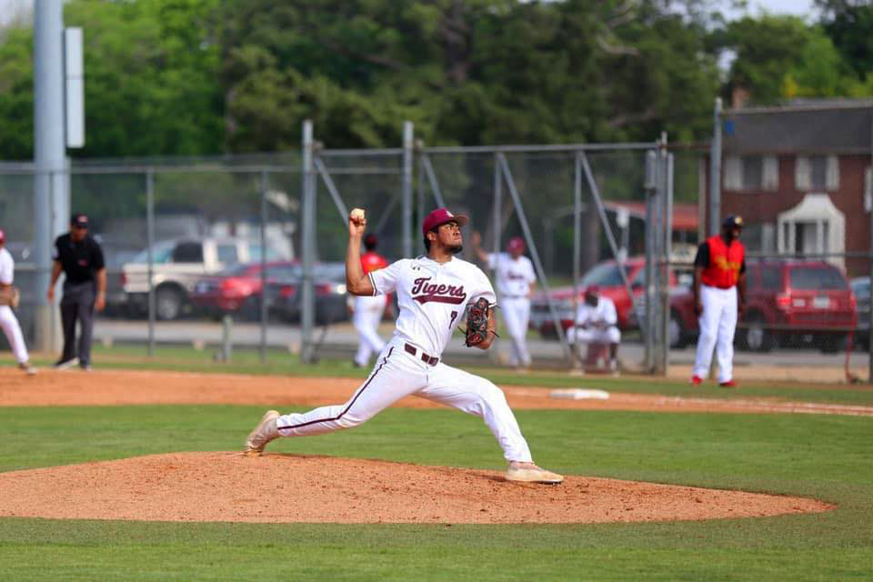 Noe on the Tigers team pitching